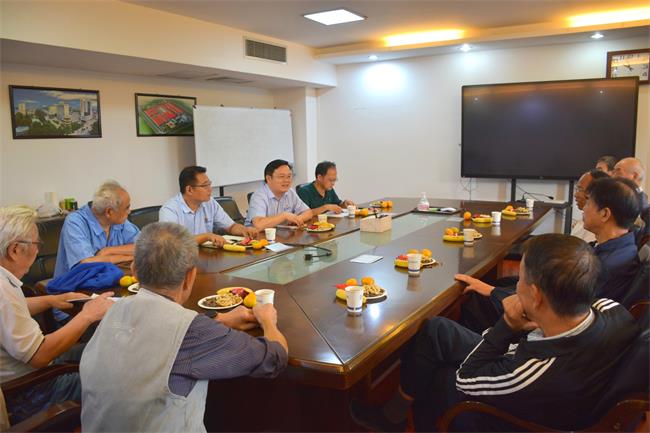 聽建議 聚力量 謀發(fā)展——樂凱華光召開老干部座談會